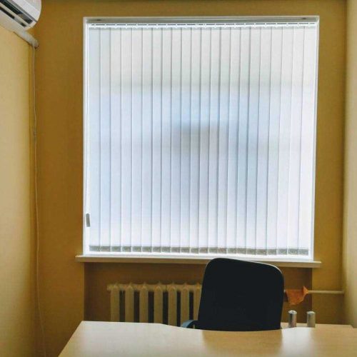 Белые вертикальные жалюзи в кабинете
