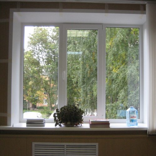 Стандартное окно установленное в панельном доме в Макеевке